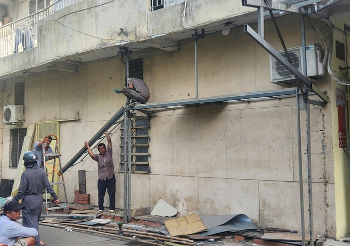 Người dân tại cư xá Độc Lập (TPHCM) thuê người tháo dỡ phần cơi nới được lắp đặt trước đó Người dân tại cư xá Độc Lập (TPHCM) thuê người tháo dỡ phần cơi nới được lắp đặt trước đó