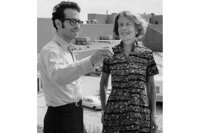 Gertrude cùng con trai Alfred Scharff Goldhaber, cũng là một nhà vật lý Gertrude cùng con trai Alfred Scharff Goldhaber, cũng là một nhà vật lý