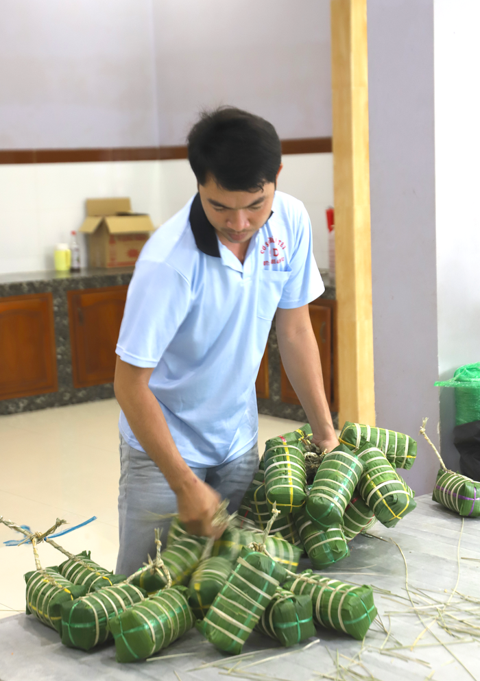 Gìn giữ đặc sản bánh tét của đồng bào Khmer- Ảnh 1. Gìn giữ đặc sản bánh tét của đồng bào Khmer- Ảnh 1.