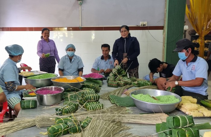 Gìn giữ đặc sản bánh tét của đồng bào Khmer- Ảnh 3. Gìn giữ đặc sản bánh tét của đồng bào Khmer- Ảnh 3.