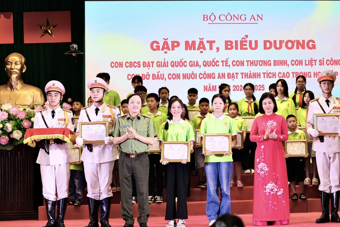 Bộ Công an biểu dương con cán bộ, chiến sĩ, con thương binh, liệt sĩ, con đỡ đầu đạt thành tích cao trong học tập- Ảnh 5. Bộ Công an biểu dương con cán bộ, chiến sĩ, con thương binh, liệt sĩ, con đỡ đầu đạt thành tích cao trong học tập- Ảnh 5.