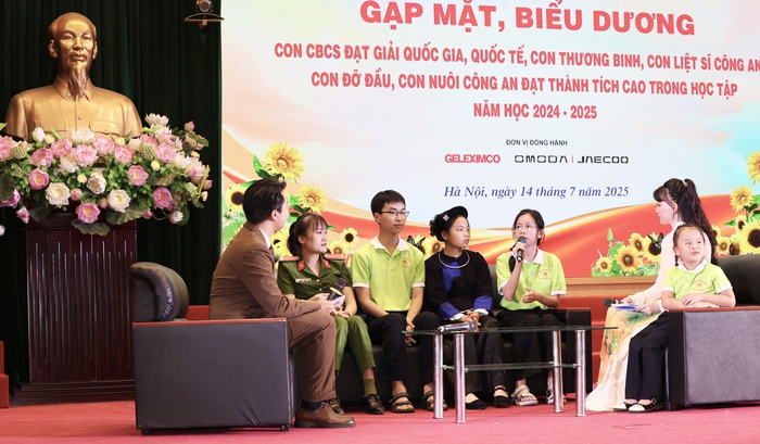 Bộ Công an biểu dương con cán bộ, chiến sĩ, con thương binh, liệt sĩ, con đỡ đầu đạt thành tích cao trong học tập- Ảnh 7. Bộ Công an biểu dương con cán bộ, chiến sĩ, con thương binh, liệt sĩ, con đỡ đầu đạt thành tích cao trong học tập- Ảnh 7.