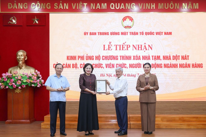 Ngành Ngân hàng ủng hộ 82 tỷ đồng để "Xóa nhà tạm, nhà dột nát" trên cả nước- Ảnh 1. Ngành Ngân hàng ủng hộ 82 tỷ đồng để "Xóa nhà tạm, nhà dột nát" trên cả nước- Ảnh 1.