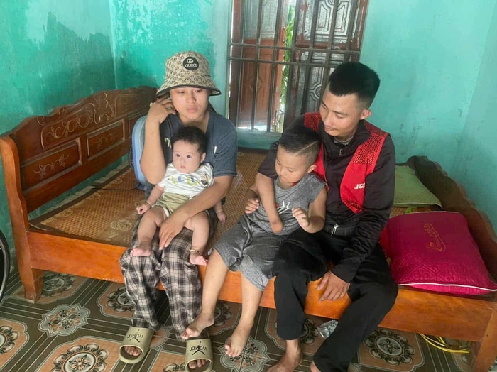 Hoàn cảnh khó khăn của nam shipper chỉ có một tay, nuôi vợ khờ, con nhỏ- Ảnh 2.