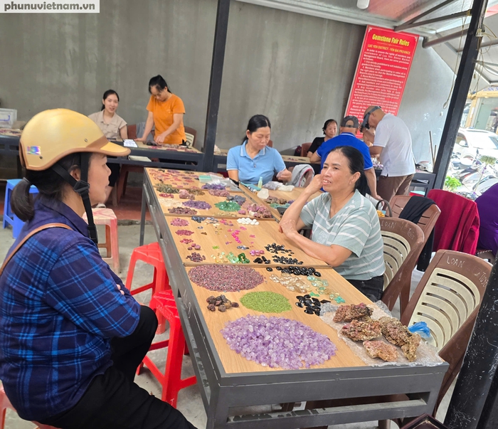 Phiên chợ vùng cao - Nơi đá quý tiền tỷ được bày bán như những viên kẹo - Ảnh 12. Phiên chợ vùng cao - Nơi đá quý tiền tỷ được bày bán như những viên kẹo - Ảnh 12.