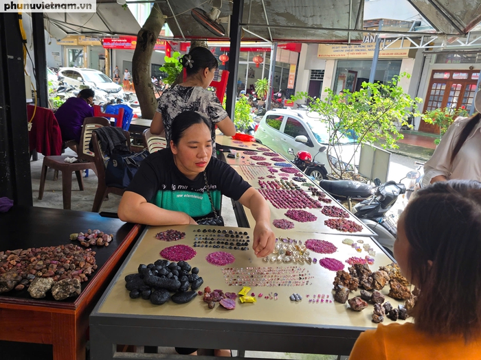 Phiên chợ vùng cao - Nơi đá quý tiền tỷ được bày bán như những viên kẹo - Ảnh 14. Phiên chợ vùng cao - Nơi đá quý tiền tỷ được bày bán như những viên kẹo - Ảnh 14.