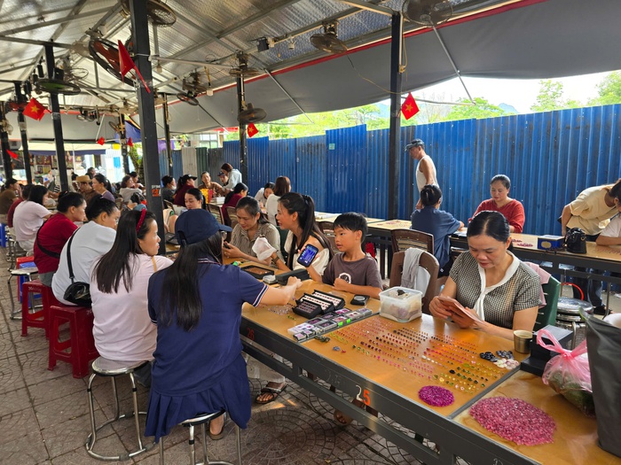 Phiên chợ vùng cao - Nơi đá quý tiền tỷ được bày bán như những viên kẹo - Ảnh 1. Phiên chợ vùng cao - Nơi đá quý tiền tỷ được bày bán như những viên kẹo - Ảnh 1.