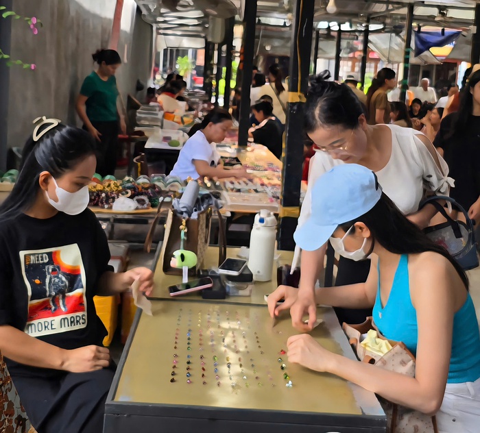 Phiên chợ vùng cao - Nơi đá quý tiền tỷ được bày bán như những viên kẹo - Ảnh 2. Phiên chợ vùng cao - Nơi đá quý tiền tỷ được bày bán như những viên kẹo - Ảnh 2.