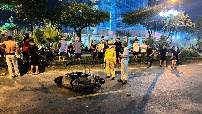 Hiện trường vụ ô tô đâm hàng loạt phương tiện ở Dương Nội: Ít nhất 1 người tử vong- Ảnh 2. Hiện trường vụ ô tô đâm hàng loạt phương tiện ở Dương Nội: Ít nhất 1 người tử vong- Ảnh 2.