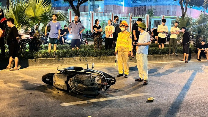 Hiện trường vụ ô tô đâm hàng loạt phương tiện ở Dương Nội: Ít nhất 1 người tử vong- Ảnh 4. Hiện trường vụ ô tô đâm hàng loạt phương tiện ở Dương Nội: Ít nhất 1 người tử vong- Ảnh 4.