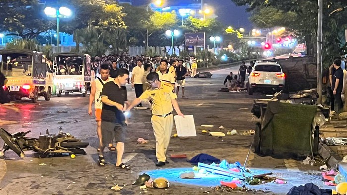 Hiện trường vụ ô tô đâm hàng loạt phương tiện ở Dương Nội: Ít nhất 1 người tử vong- Ảnh 5. Hiện trường vụ ô tô đâm hàng loạt phương tiện ở Dương Nội: Ít nhất 1 người tử vong- Ảnh 5.