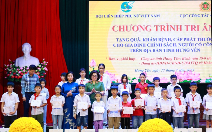 TƯ Hội LHPN Việt Nam phối hợp với Bộ Công an tri ân Mẹ Việt Nam anh hùng, gia đình chính sách tại Hưng Yên- Ảnh 7. TƯ Hội LHPN Việt Nam phối hợp với Bộ Công an tri ân Mẹ Việt Nam anh hùng, gia đình chính sách tại Hưng Yên- Ảnh 7.
