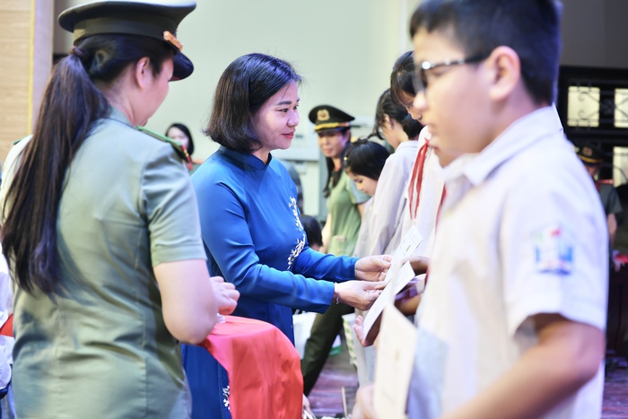 TƯ Hội LHPN Việt Nam phối hợp với Bộ Công an tri ân Mẹ Việt Nam anh hùng, gia đình chính sách tại Hưng Yên- Ảnh 6. TƯ Hội LHPN Việt Nam phối hợp với Bộ Công an tri ân Mẹ Việt Nam anh hùng, gia đình chính sách tại Hưng Yên- Ảnh 6.