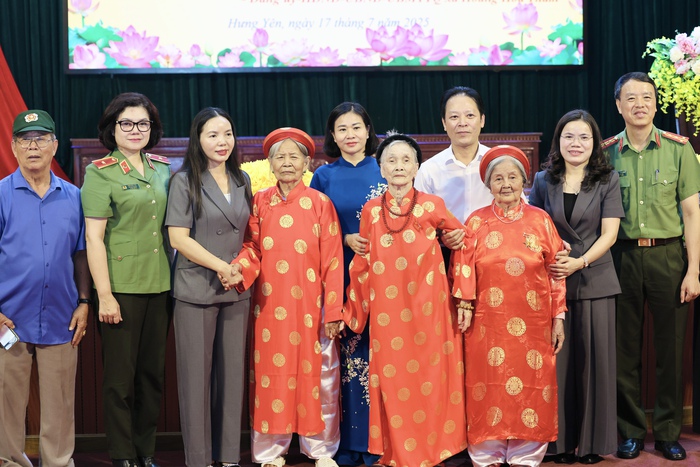 TƯ Hội LHPN Việt Nam phối hợp với Bộ Công an tri ân Mẹ Việt Nam anh hùng, gia đình chính sách tại Hưng Yên- Ảnh 10. TƯ Hội LHPN Việt Nam phối hợp với Bộ Công an tri ân Mẹ Việt Nam anh hùng, gia đình chính sách tại Hưng Yên- Ảnh 10.