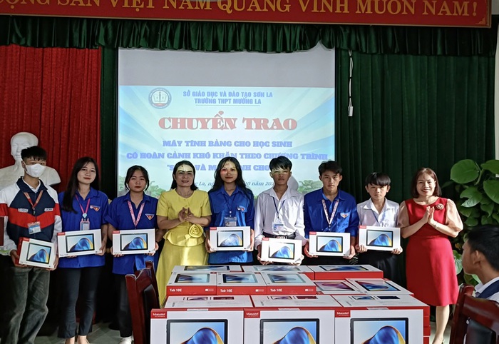 Chắp cánh ước mơ cho trẻ em vùng khó khăn - Ảnh 1. Chắp cánh ước mơ cho trẻ em vùng khó khăn - Ảnh 1.
