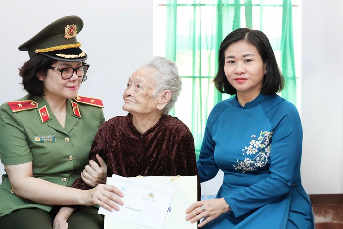 TƯ Hội LHPN Việt Nam phối hợp với Bộ Công an tri ân Mẹ Việt Nam anh hùng, gia đình chính sách tại Hưng Yên- Ảnh 9. TƯ Hội LHPN Việt Nam phối hợp với Bộ Công an tri ân Mẹ Việt Nam anh hùng, gia đình chính sách tại Hưng Yên- Ảnh 9.