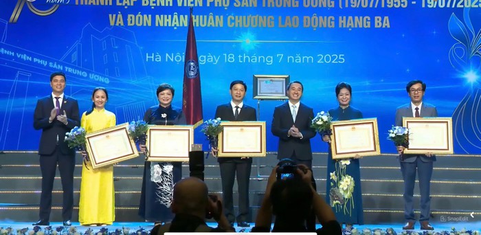 Bệnh viện Phụ Sản Trung ương đón nhận Huân chương Lao động hạng Ba- Ảnh 4.