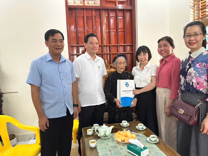 Hội LHPN tỉnh Phú Thọ thăm, tặng quà các gia đình chính sách nhân Ngày 27/7- Ảnh 3.