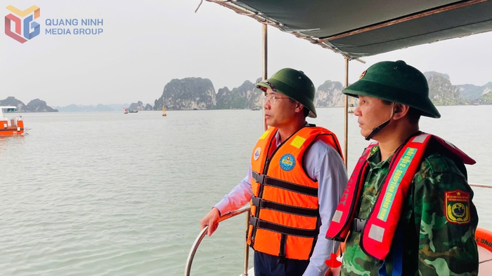 Quảng Ninh cứu được 10 người trong vụ đắm tàu du lịch tại vịnh Hạ Long - Ảnh 1.
