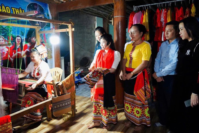 “Giữ lửa” cho nghề dệt thổ cẩm của người Thái tại Nghệ An- Ảnh 3.