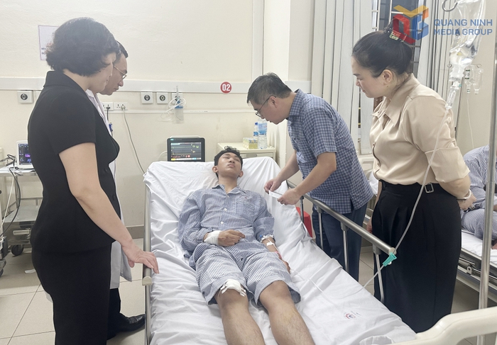 Vụ đắm tàu tại Quảng Ninh: Gần 1.000 người cùng hơn 100 phương tiện tham gia tổ chức tìm kiếm cứu nạn- Ảnh 5. Vụ đắm tàu tại Quảng Ninh: Gần 1.000 người cùng hơn 100 phương tiện tham gia tổ chức tìm kiếm cứu nạn- Ảnh 5.