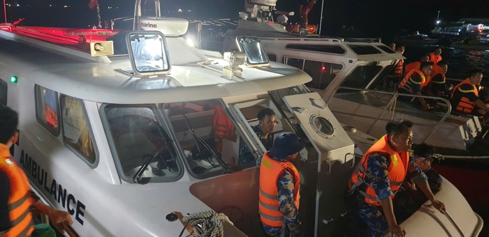 Vụ đắm tàu tại Quảng Ninh: Gần 1.000 người cùng hơn 100 phương tiện tham gia tổ chức tìm kiếm cứu nạn- Ảnh 3. Vụ đắm tàu tại Quảng Ninh: Gần 1.000 người cùng hơn 100 phương tiện tham gia tổ chức tìm kiếm cứu nạn- Ảnh 3.