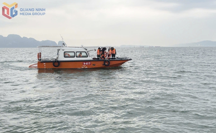 Tiếp tục huy động lực lượng, phương tiện tìm kiếm 4 nạn nhân trong vụ đắm tàu du lịch trên Vịnh Hạ Long- Ảnh 1.