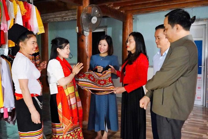 “Giữ lửa” cho nghề dệt thổ cẩm của người Thái tại Nghệ An- Ảnh 4.
