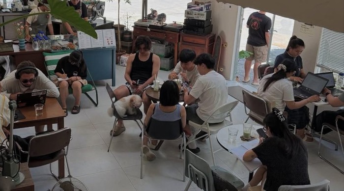 Phía sau câu chuyện "khách gọi 1 đồ uống rồi ngồi làm việc cả ngày" khiến chủ quán cafe đau đầu- Ảnh 2.