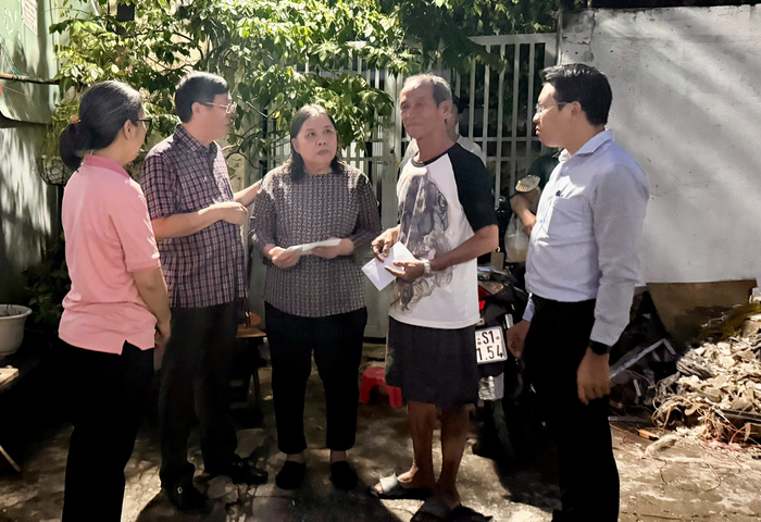 TPHCM: Lốc xoáy quét qua Phường Bình Thạnh, 3 hộ dân bị tốc mái tôn hoàn toàn.- Ảnh 3.