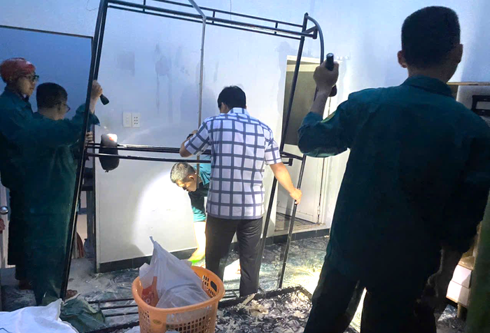 TPHCM: Lốc xoáy quét qua Phường Bình Thạnh, 3 hộ dân bị tốc mái tôn hoàn toàn.- Ảnh 2.