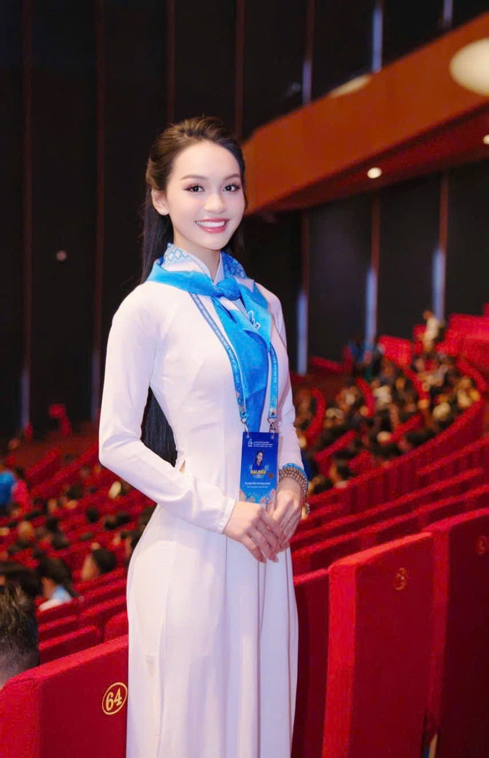 Minh Ngọc sinh năm 2004 ở Bắc Ninh, là Quán quân Tuyệt đỉnh song ca nhí 2018 Minh Ngọc sinh năm 2004 ở Bắc Ninh, là Quán quân Tuyệt đỉnh song ca nhí 2018
