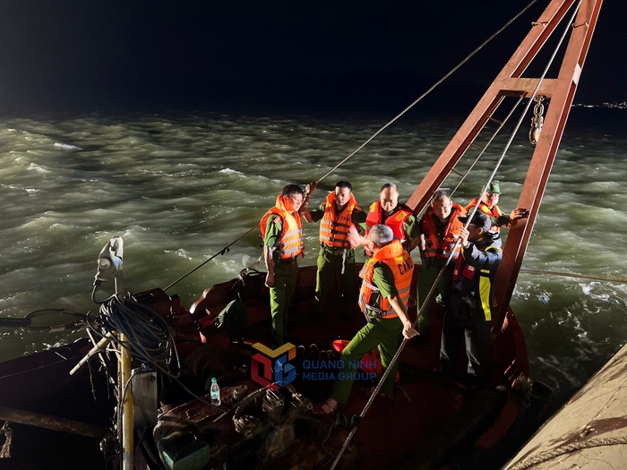 Khẩn trương tìm kiếm 4 người còn mất tích trên vịnh Hạ Long trước khi bão Wipha vào vịnh Bắc Bộ- Ảnh 1.