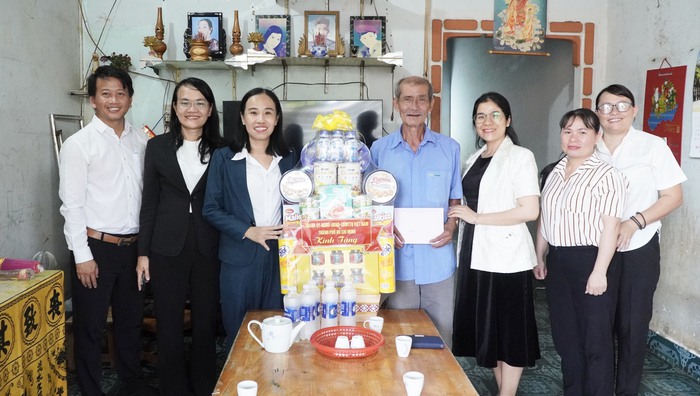 Lãnh đạo TPHCM thăm người có công cách mạng - Ảnh 3.