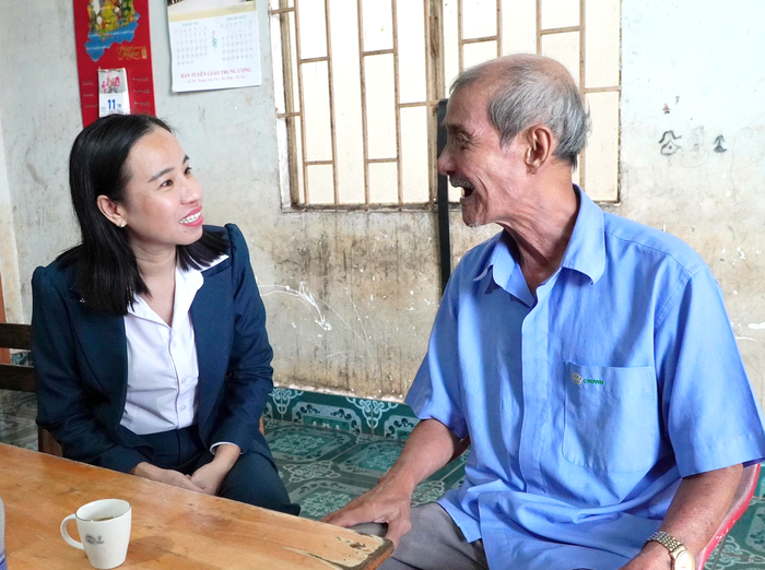 Lãnh đạo TPHCM thăm người có công cách mạng - Ảnh 1.