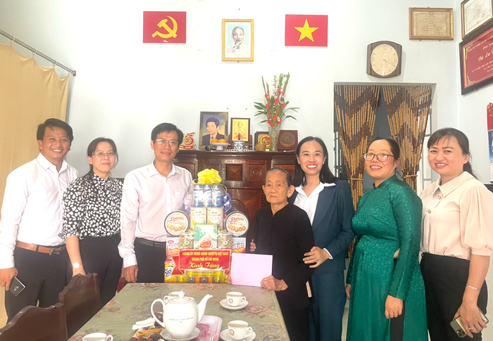 Lãnh đạo TPHCM thăm người có công cách mạng - Ảnh 2.