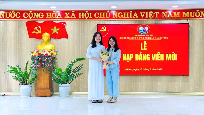 Cô giáo 9x đứng sau thành công của 4 thủ khoa văn, 1 thủ khoa khối C00- Ảnh 1.