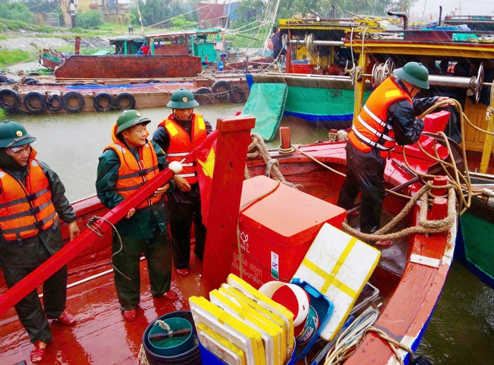 Hải Phòng: Bộ đội Biên phòng khẩn trương giúp người dân ứng phó bão số 3- Ảnh 2.