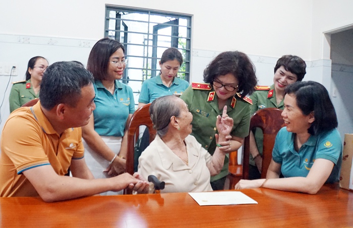Lãnh đạo Hội LHPNVN và phụ nữ Công an nhân dân thăm hỏi, tri ân các Mẹ Việt Nam Anh hùng ở Tây Ninh- Ảnh 1. Lãnh đạo Hội LHPNVN và phụ nữ Công an nhân dân thăm hỏi, tri ân các Mẹ Việt Nam Anh hùng ở Tây Ninh- Ảnh 1.
