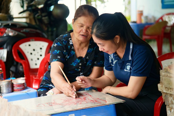 Nỗ lực lưu giữ nghề vẽ tranh kiếng của người Khmer- Ảnh 4. Nỗ lực lưu giữ nghề vẽ tranh kiếng của người Khmer- Ảnh 4.