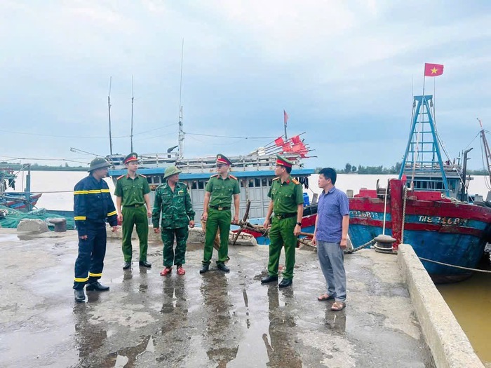 Bão số 3 cách Quảng Ninh khoảng 190km- Ảnh 3. Bão số 3 cách Quảng Ninh khoảng 190km- Ảnh 3.