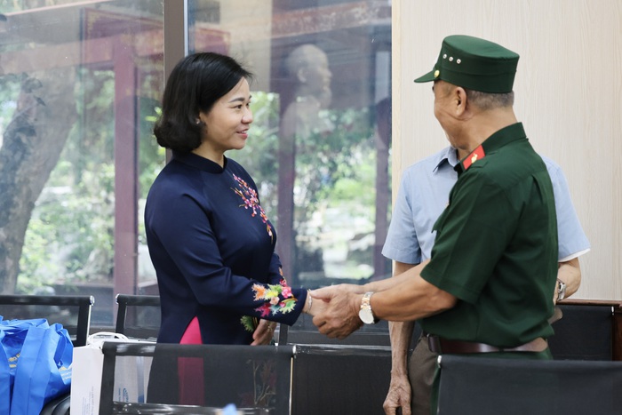 Lãnh đạo Hội LHPNVN tri ân Mẹ Việt Nam anh hùng, người có công, gia đình chính sách tại Hà Nội- Ảnh 7. Lãnh đạo Hội LHPNVN tri ân Mẹ Việt Nam anh hùng, người có công, gia đình chính sách tại Hà Nội- Ảnh 7.