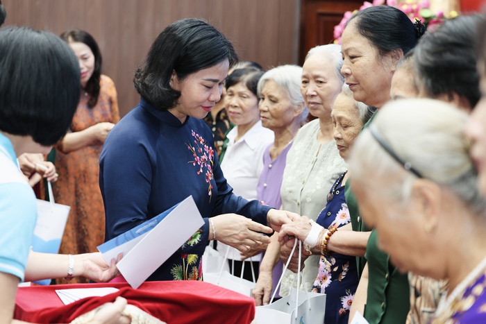 Lãnh đạo Hội LHPNVN tri ân Mẹ Việt Nam anh hùng, người có công, gia đình chính sách tại Hà Nội- Ảnh 9. Lãnh đạo Hội LHPNVN tri ân Mẹ Việt Nam anh hùng, người có công, gia đình chính sách tại Hà Nội- Ảnh 9.