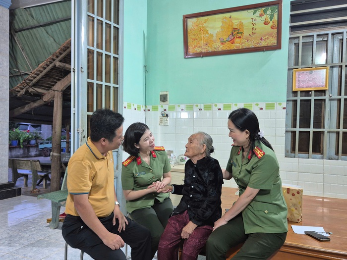 Lãnh đạo Hội LHPNVN và phụ nữ Công an nhân dân thăm hỏi, tri ân các Mẹ Việt Nam Anh hùng ở Tây Ninh- Ảnh 2. Lãnh đạo Hội LHPNVN và phụ nữ Công an nhân dân thăm hỏi, tri ân các Mẹ Việt Nam Anh hùng ở Tây Ninh- Ảnh 2.