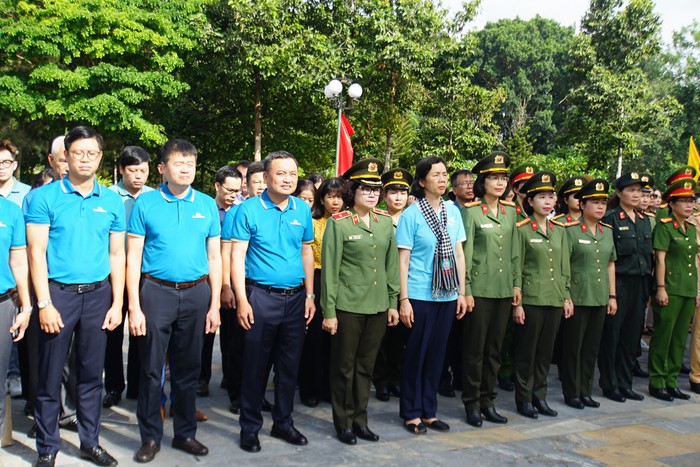 Lãnh đạo Hội LHPN và Phụ nữ Công an nhân dân dâng hương tri ân Anh hùng Liệt sĩ tại Tây Ninh- Ảnh 2. Lãnh đạo Hội LHPN và Phụ nữ Công an nhân dân dâng hương tri ân Anh hùng Liệt sĩ tại Tây Ninh- Ảnh 2.