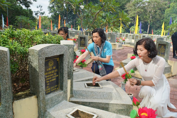 Lãnh đạo Hội LHPN và Phụ nữ Công an nhân dân dâng hương tri ân Anh hùng Liệt sĩ tại Tây Ninh- Ảnh 1. Lãnh đạo Hội LHPN và Phụ nữ Công an nhân dân dâng hương tri ân Anh hùng Liệt sĩ tại Tây Ninh- Ảnh 1.