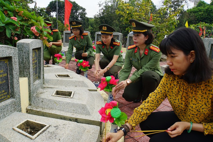Lãnh đạo Hội LHPN và Phụ nữ Công an nhân dân dâng hương tri ân Anh hùng Liệt sĩ tại Tây Ninh- Ảnh 3. Lãnh đạo Hội LHPN và Phụ nữ Công an nhân dân dâng hương tri ân Anh hùng Liệt sĩ tại Tây Ninh- Ảnh 3.