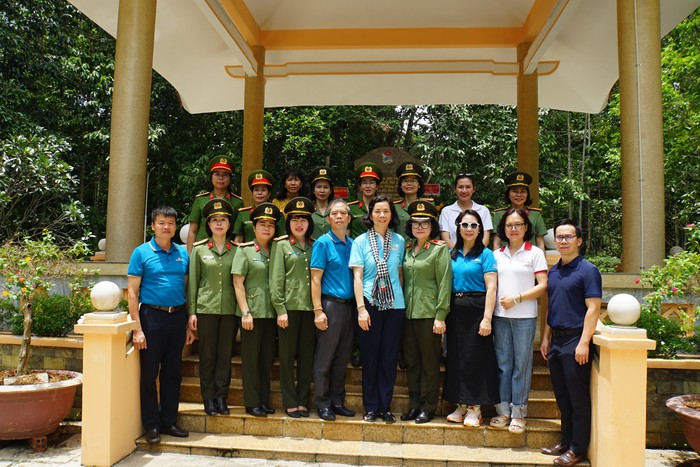 Lãnh đạo Hội LHPN và Phụ nữ Công an nhân dân dâng hương tri ân Anh hùng Liệt sĩ tại Tây Ninh- Ảnh 4. Lãnh đạo Hội LHPN và Phụ nữ Công an nhân dân dâng hương tri ân Anh hùng Liệt sĩ tại Tây Ninh- Ảnh 4.