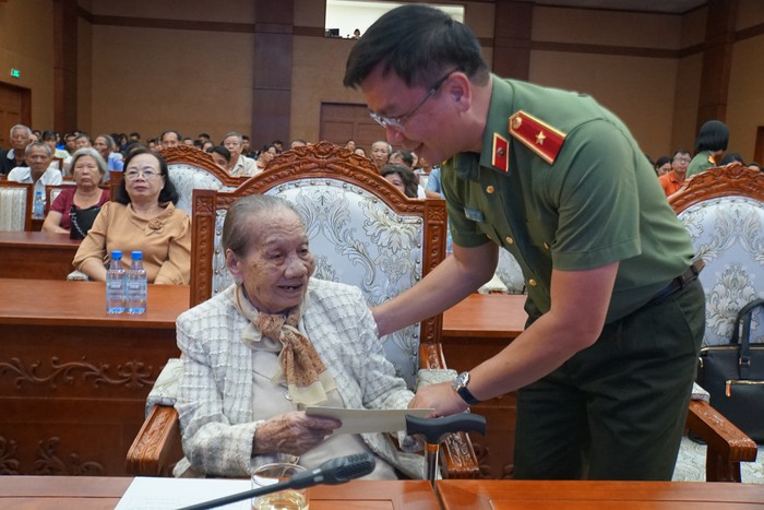 Lãnh đạo Hội LHPN và Phụ nữ Công an nhân dân dâng hương tri ân Anh hùng Liệt sĩ tại Tây Ninh- Ảnh 5. Lãnh đạo Hội LHPN và Phụ nữ Công an nhân dân dâng hương tri ân Anh hùng Liệt sĩ tại Tây Ninh- Ảnh 5.