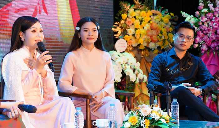 Sao Mai Khánh Ly, NSND Phạm Phương Thảo, đạo diễn Anh Quân chia sẻ trong buổi ra mắt MV "Còn mãi với non sông" Sao Mai Khánh Ly, NSND Phạm Phương Thảo, đạo diễn Anh Quân chia sẻ trong buổi ra mắt MV "Còn mãi với non sông"